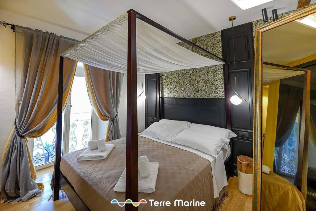 Apartment Under Bridge, Terremarine