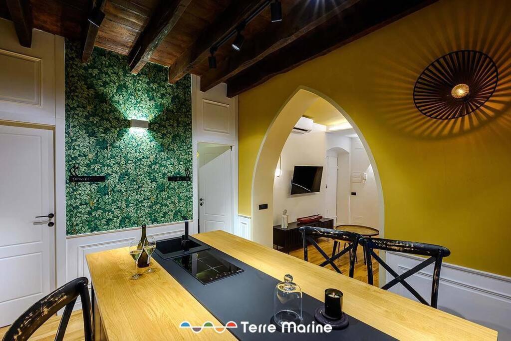 Apartment Under Bridge, Terremarine